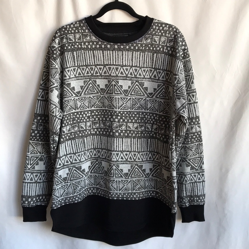 Bleecker & Mercer black and white high-low Aztec print sweatshirt, size L